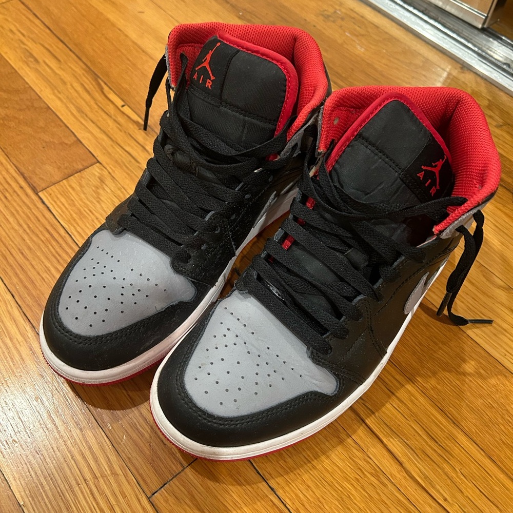 Jordan Men's Black, Red, and Gray Sneakers